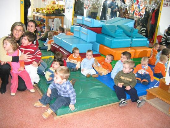EL CONCEJAL DE SERVICIOS AL CIUDADANO OBSEQUIA A LOS NIÑOS USUARIOS DEL CENTRO DE ATENCIÓN TEMPRANA DE TOTANA   , Foto 2