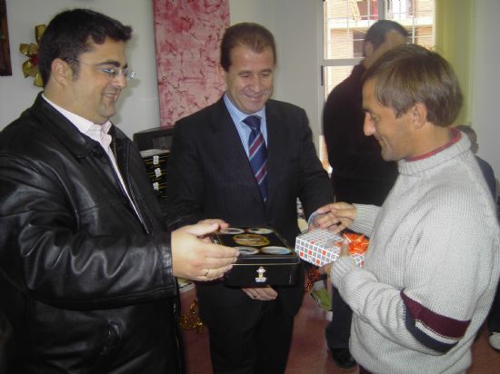 EL ALCALDE Y EL CONCEJAL DE SERVICIOS AL CIUDADANO HACEN ENTREGA DE DULCES NAVIDEÑOS  A ANCIANOS, Foto 1
