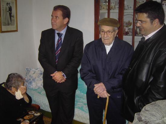 EL ALCALDE Y EL CONCEJAL DE SERVICIOS AL CIUDADANO HACEN ENTREGA DE DULCES NAVIDEÑOS  A ANCIANOS, Foto 2