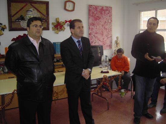 EL ALCALDE Y EL CONCEJAL DE SERVICIOS AL CIUDADANO HACEN ENTREGA DE DULCES NAVIDEÑOS  A ANCIANOS, Foto 3