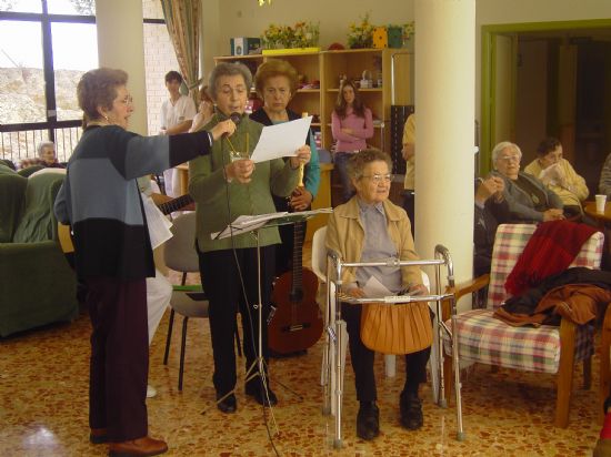 EL ALCALDE Y EL CONCEJAL DE SERVICIOS AL CIUDADANO HACEN ENTREGA DE DULCES NAVIDEÑOS  A ANCIANOS, Foto 4