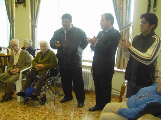 EL ALCALDE Y EL CONCEJAL DE SERVICIOS AL CIUDADANO HACEN ENTREGA DE DULCES NAVIDEÑOS  A ANCIANOS, Foto 5