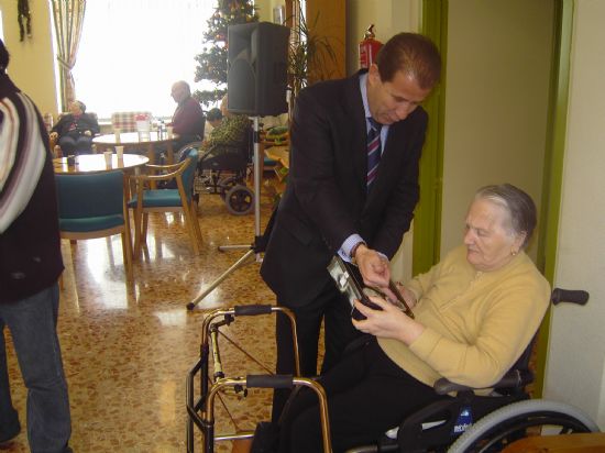 EL ALCALDE Y EL CONCEJAL DE SERVICIOS AL CIUDADANO HACEN ENTREGA DE DULCES NAVIDEÑOS  A ANCIANOS, Foto 6
