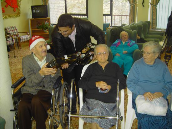 EL ALCALDE Y EL CONCEJAL DE SERVICIOS AL CIUDADANO HACEN ENTREGA DE DULCES NAVIDEÑOS  A ANCIANOS, Foto 7