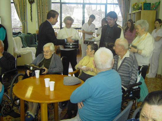 EL ALCALDE Y EL CONCEJAL DE SERVICIOS AL CIUDADANO HACEN ENTREGA DE DULCES NAVIDEÑOS  A ANCIANOS, Foto 8