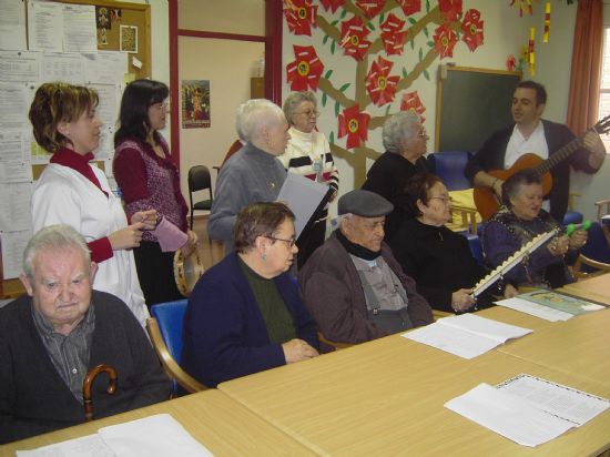 EL ALCALDE Y EL CONCEJAL DE SERVICIOS AL CIUDADANO HACEN ENTREGA DE DULCES NAVIDEÑOS  A ANCIANOS, Foto 9