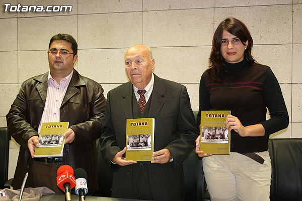 SE PRESENTA EL LIBRO “TOTANA. LO QUE VA DE AYER A HOY”, LA ÚLTIMA OBRA DEL CRONISTA OFICIAL DE TOTANA, MATEO GARCÍA, QUE RECOGE A TRAVÉS DE IMÁGENES EL PASADO Y EL PRESENTE DE LA LOCALIDAD, Foto 1