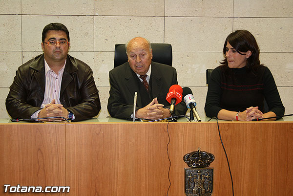 SE PRESENTA EL LIBRO “TOTANA. LO QUE VA DE AYER A HOY”, LA ÚLTIMA OBRA DEL CRONISTA OFICIAL DE TOTANA, MATEO GARCÍA, QUE RECOGE A TRAVÉS DE IMÁGENES EL PASADO Y EL PRESENTE DE LA LOCALIDAD, Foto 4