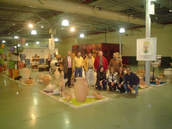 ARTESANOS DE TOTANA PRESENTAN SUS NUEVAS TENDENCIAS EN JARDINERÍA EN LA V EDICIÓN DE “VIVERALIA” CELEBRADA EN ELCHE EN UN STAND DE 140 METROS CUADRADOS FINANCIADO POR EL CONSISTORIO (2008), Foto 2