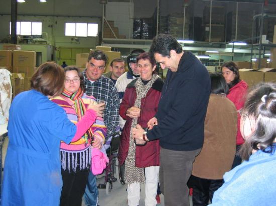 ALUMNOS DEL CENTRO OCUPACIONAL JOSÉ MOYÁ TRILLA VISITAN LAS INSTALACIONES DE UNA FACTORÍA DE TOTANA, Foto 1