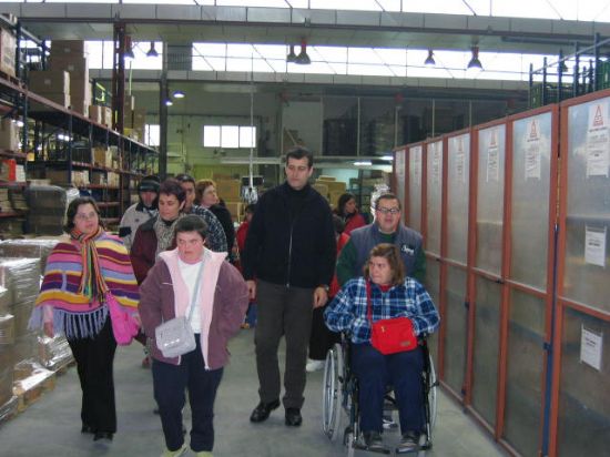 ALUMNOS DEL CENTRO OCUPACIONAL JOSÉ MOYÁ TRILLA VISITAN LAS INSTALACIONES DE UNA FACTORÍA DE TOTANA, Foto 2