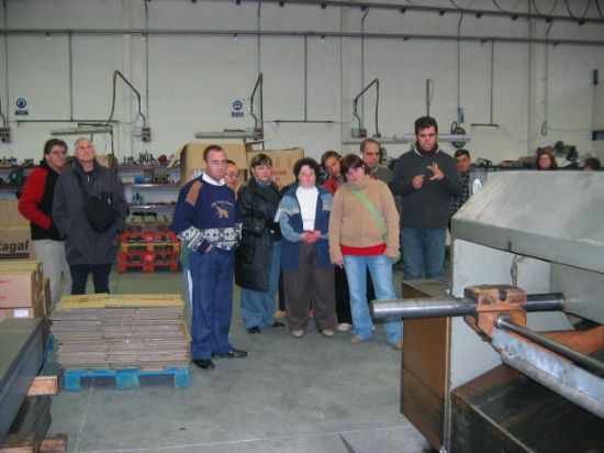 ALUMNOS DEL CENTRO OCUPACIONAL JOSÉ MOYÁ TRILLA VISITAN LAS INSTALACIONES DE UNA FACTORÍA DE TOTANA, Foto 3