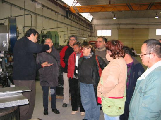 ALUMNOS DEL CENTRO OCUPACIONAL JOSÉ MOYÁ TRILLA VISITAN LAS INSTALACIONES DE UNA FACTORÍA DE TOTANA, Foto 4