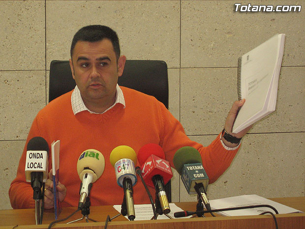 EL CONCEJAL DE DEPORTES, JOSÉ ANTONIO VALVERDE REINA, OFRECIÓ UNA RUEDA DE PRENSA PARA HACER BALANCE DE SU GESTIÓN EN LA PRESENTE LEGISLATURA, Foto 2