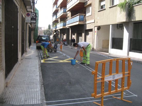 AUMENTAN LA SEGURIDAD VIAL DEL CASCO URBANO CON UNA NUEVA SEÑALIZACIÓN VIARIA MEDIANTE EL REPINTADO HORIZONTAL DE LA CALZADA, Foto 1