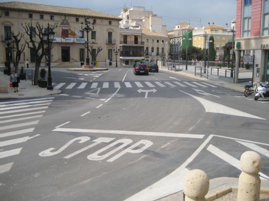 AUMENTAN LA SEGURIDAD VIAL DEL CASCO URBANO CON UNA NUEVA SEÑALIZACIÓN VIARIA MEDIANTE EL REPINTADO HORIZONTAL DE LA CALZADA, Foto 3
