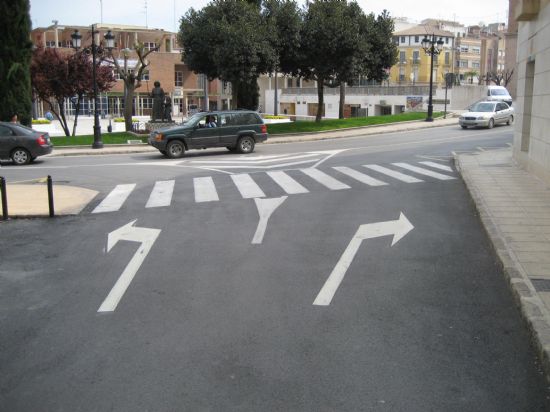 AUMENTAN LA SEGURIDAD VIAL DEL CASCO URBANO CON UNA NUEVA SEÑALIZACIÓN VIARIA MEDIANTE EL REPINTADO HORIZONTAL DE LA CALZADA, Foto 4