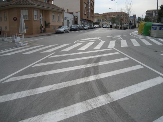 AUMENTAN LA SEGURIDAD VIAL DEL CASCO URBANO CON UNA NUEVA SEÑALIZACIÓN VIARIA MEDIANTE EL REPINTADO HORIZONTAL DE LA CALZADA, Foto 6