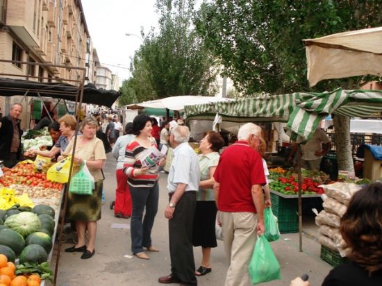 LOS CANDIDATOS DE IU + LOS VERDES REPARTIERON PROGRAMAS EN EL MERCADILLO DE LOS MIÉRCOLES EN TOTANA, Foto 1