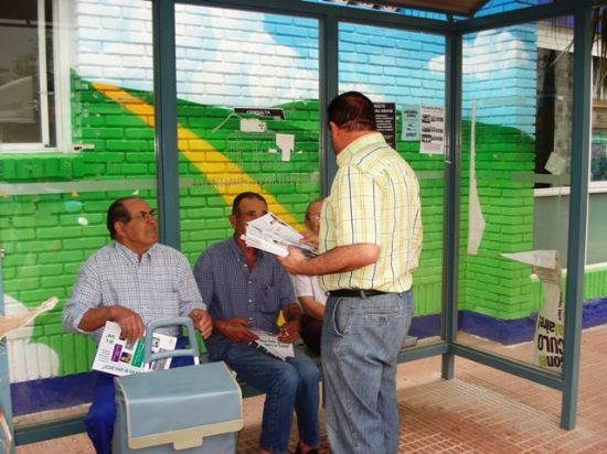 LOS CANDIDATOS DE IU + LOS VERDES REPARTIERON PROGRAMAS EN EL MERCADILLO DE LOS MIÉRCOLES EN TOTANA, Foto 2