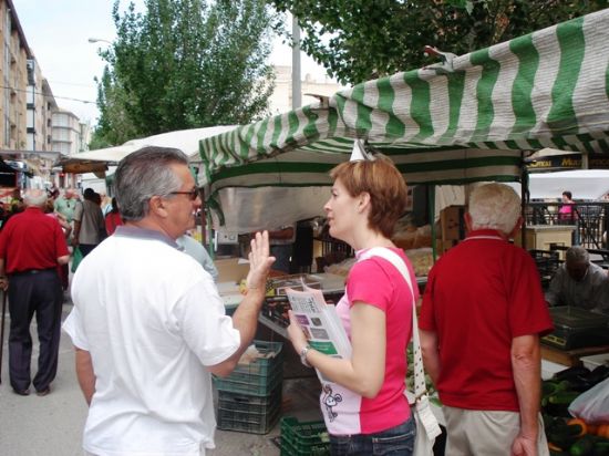 LOS CANDIDATOS DE IU + LOS VERDES REPARTIERON PROGRAMAS EN EL MERCADILLO DE LOS MIÉRCOLES EN TOTANA, Foto 3