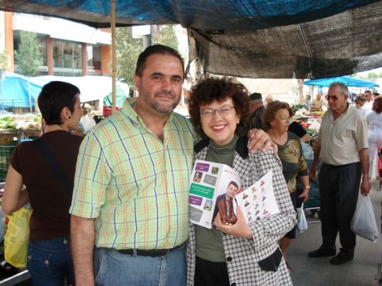 LOS CANDIDATOS DE IU + LOS VERDES REPARTIERON PROGRAMAS EN EL MERCADILLO DE LOS MIÉRCOLES EN TOTANA, Foto 4