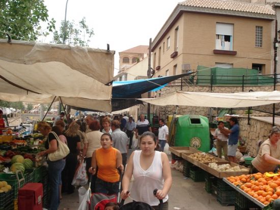 LOS CANDIDATOS DE IU + LOS VERDES REPARTIERON PROGRAMAS EN EL MERCADILLO DE LOS MIÉRCOLES EN TOTANA, Foto 5