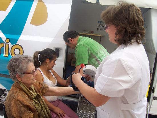 EL BUS DE LA SALUD VISITA TOTANA Y REALIZA PRUEBAS DE ENFERMERÍA DURANTE TODA LA MAÑANA EN LA PLAZA DE LA CONSTITUCIÓN, Foto 3