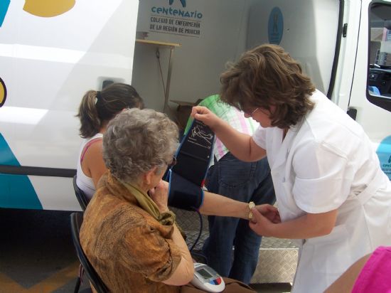 EL BUS DE LA SALUD VISITA TOTANA Y REALIZA PRUEBAS DE ENFERMERÍA DURANTE TODA LA MAÑANA EN LA PLAZA DE LA CONSTITUCIÓN, Foto 4