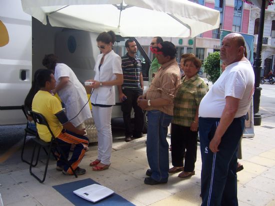 EL BUS DE LA SALUD VISITA TOTANA Y REALIZA PRUEBAS DE ENFERMERÍA DURANTE TODA LA MAÑANA EN LA PLAZA DE LA CONSTITUCIÓN, Foto 5