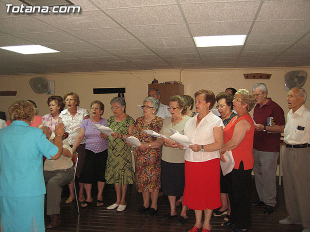 SE CLAUSURA EL PROGRAMA DE ACTIVIDADES PARA PERSONAS MAYORES CON LA ENTREGA DE LOS DIPLOMAS A LOS MÁS DE 60 PARTICIPANTES DE CUATRO TALLERES DE INFORMÁTICA, BAILE, CANTO Y MANUALIDADES, Foto 1