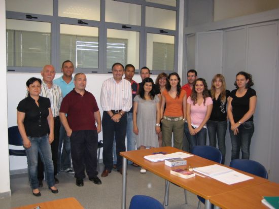 CLAUSURAN EL CURSO DE “INGLÉS BÁSICO” CON LA ENTREGA DE DIPLOMAS A LOS 17 ALUMNOS QUE HAN REALIZADO ESTA ACCIÓN FORMATIVA, Foto 1