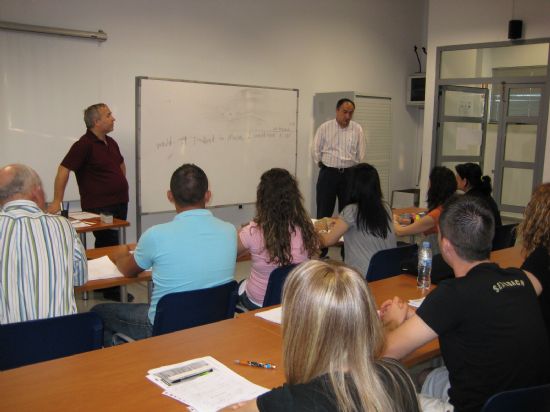 CLAUSURAN EL CURSO DE “INGLÉS BÁSICO” CON LA ENTREGA DE DIPLOMAS A LOS 17 ALUMNOS QUE HAN REALIZADO ESTA ACCIÓN FORMATIVA, Foto 2