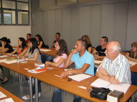 CLAUSURAN EL CURSO DE “INGLÉS BÁSICO” CON LA ENTREGA DE DIPLOMAS A LOS 17 ALUMNOS QUE HAN REALIZADO ESTA ACCIÓN FORMATIVA, Foto 3