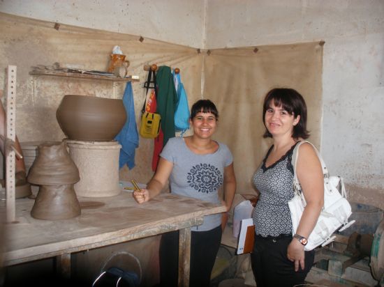 LA CONCEJAL DE ARTESANÍA VISITA LOS TALLERES ARTESANOS DE LA LOCALIDAD CON EL FIN DE CONOCER LOS TRABAJOS REALIZADOS POR LOS ALUMNOS DEL “IV ENCUENTRO ENTRE JÓVENES DISEÑADORES Y ARTESANOS DE TOTANA”, Foto 1