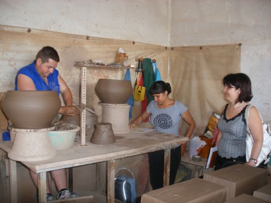 LA CONCEJAL DE ARTESANÍA VISITA LOS TALLERES ARTESANOS DE LA LOCALIDAD CON EL FIN DE CONOCER LOS TRABAJOS REALIZADOS POR LOS ALUMNOS DEL “IV ENCUENTRO ENTRE JÓVENES DISEÑADORES Y ARTESANOS DE TOTANA”, Foto 2