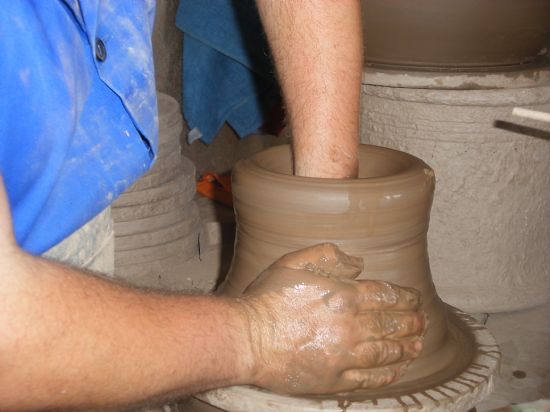 LA CONCEJAL DE ARTESANÍA VISITA LOS TALLERES ARTESANOS DE LA LOCALIDAD CON EL FIN DE CONOCER LOS TRABAJOS REALIZADOS POR LOS ALUMNOS DEL “IV ENCUENTRO ENTRE JÓVENES DISEÑADORES Y ARTESANOS DE TOTANA”, Foto 3