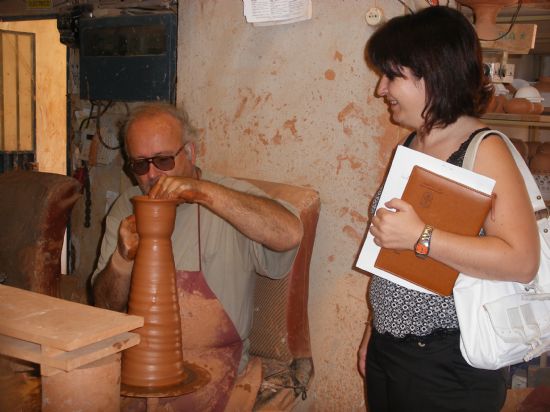 LA CONCEJAL DE ARTESANÍA VISITA LOS TALLERES ARTESANOS DE LA LOCALIDAD CON EL FIN DE CONOCER LOS TRABAJOS REALIZADOS POR LOS ALUMNOS DEL “IV ENCUENTRO ENTRE JÓVENES DISEÑADORES Y ARTESANOS DE TOTANA”, Foto 5