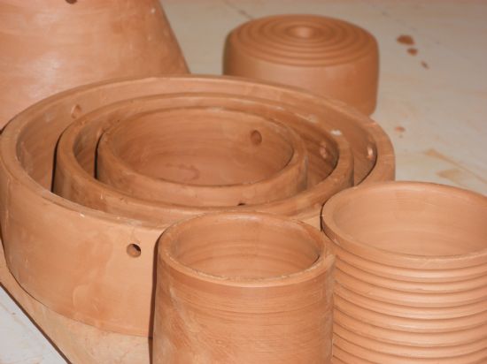 LA CONCEJAL DE ARTESANÍA VISITA LOS TALLERES ARTESANOS DE LA LOCALIDAD CON EL FIN DE CONOCER LOS TRABAJOS REALIZADOS POR LOS ALUMNOS DEL “IV ENCUENTRO ENTRE JÓVENES DISEÑADORES Y ARTESANOS DE TOTANA”, Foto 6