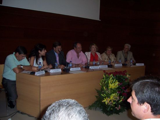 El ganador del premio de investigación Diego Manzano recibe 6.000 euros y su trabajo será publicado por la Universidad (2008), Foto 2