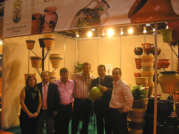 ARTESANOS DE TOTANA PRESENTAN SUS NUEVAS TENDENCIAS EN JARDINERÍA EN LA 35ª EDICIÓN DE IBERFLORA CELEBRADA EN VALENCIA, Foto 2