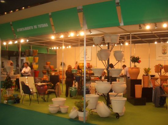ARTESANOS DE TOTANA PRESENTAN SUS NUEVAS TENDENCIAS EN JARDINERÍA EN LA XXXVI EDICIÓN DE IBERFLORA CELEBRADA EN VALENCIA, Foto 3