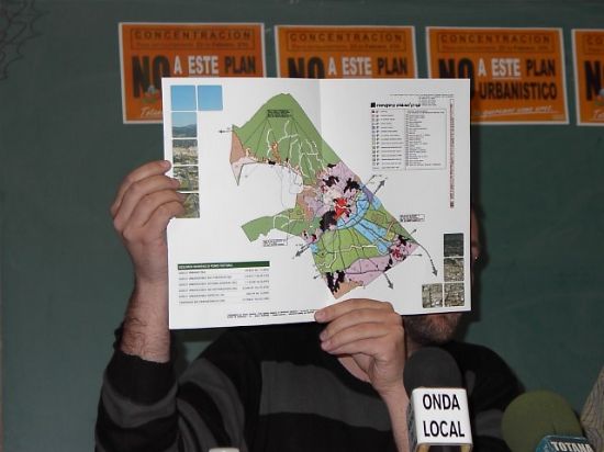 Integrantes de la Plataforma “No a este Plan urbanístico”, se reunieron con el Concejal de Urbanismo para obtener información sobre el Plan General de Ordenación Urbana de Totana, Foto 1