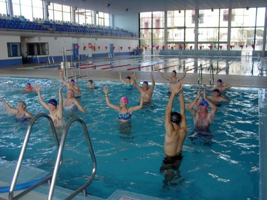 LA CONCEJALÍA DE DEPORTES ORGANIZA UN PROGRAMA DE ACTIVIDADES ACUÁTICAS GRATUITAS PARA LOS USUARIOS DE LA PISCINA CUBIERTA, Foto 1