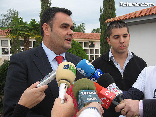 EL CEMENTERIO MUNICIPAL “NUESTRA SEÑORA DEL CARMEN” DE TOTANA DISPONDRÁ DE UNA LÍNEA REGULAR DE AUTOBUSES URBANOS CADA 20 MINUTOS Y UN SERVICIO DE ASISTENCIA PARA DISCAPACITADOS FÍSICOS CON MOTIVO DE LA FESTIVIDAD DE TODOS LOS SANTOS, Foto 1