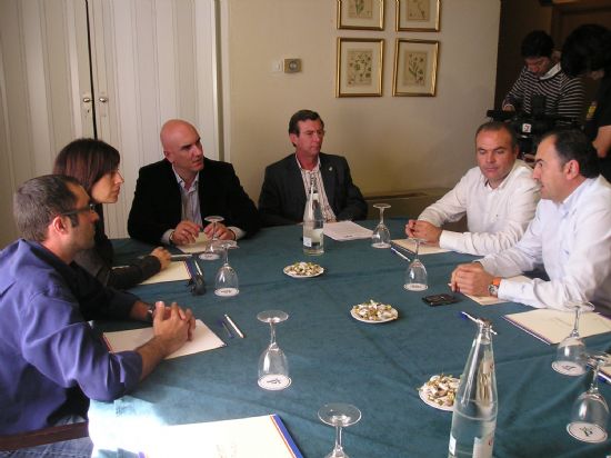 LOS CONCEJALES DE DEPORTES Y MEDIO AMBIENTE DEL VALLE DEL GUADALENTÍN MANTIENEN UNA REUNIÓN PARA ESTABLECER LAS PRIMERAS PAUTAS PARA LA CREACIÓN DEL CARRIL-BICI (2007), Foto 1