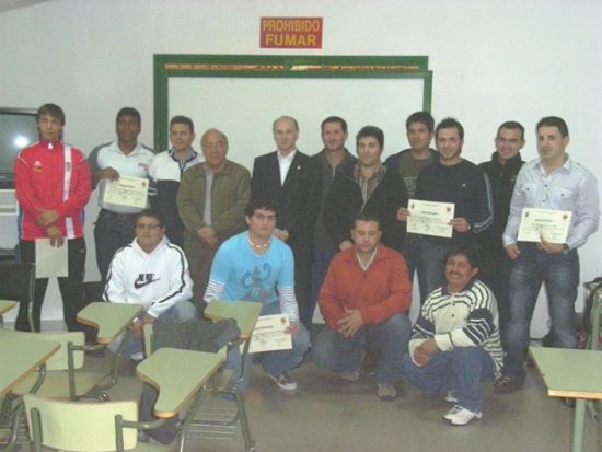 UN TOTAL DE 17 PERSONAS REALIZAN EL “CURSO DE ÁRBITROS DE FÚTBOL Y FÚTBOL 7” CLASURADO POR EL CONCEJAL DE DEPORTES Y REPRESENTANTES DE LA FEDERACIÓN DE ÁRBITROS MURCIANA Y EL COMITÉ TERRITORIAL DE ÁRBITROS (2007), Foto 1