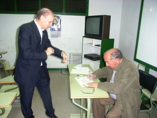 UN TOTAL DE 17 PERSONAS REALIZAN EL “CURSO DE ÁRBITROS DE FÚTBOL Y FÚTBOL 7” CLASURADO POR EL CONCEJAL DE DEPORTES Y REPRESENTANTES DE LA FEDERACIÓN DE ÁRBITROS MURCIANA Y EL COMITÉ TERRITORIAL DE ÁRBITROS (2007), Foto 5