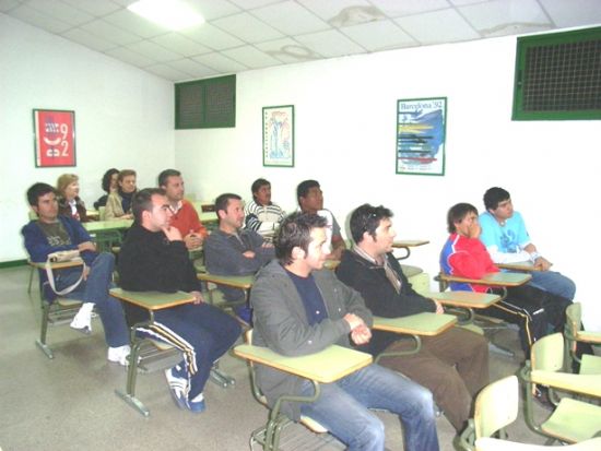 UN TOTAL DE 17 PERSONAS REALIZAN EL “CURSO DE ÁRBITROS DE FÚTBOL Y FÚTBOL 7” CLASURADO POR EL CONCEJAL DE DEPORTES Y REPRESENTANTES DE LA FEDERACIÓN DE ÁRBITROS MURCIANA Y EL COMITÉ TERRITORIAL DE ÁRBITROS (2007), Foto 6