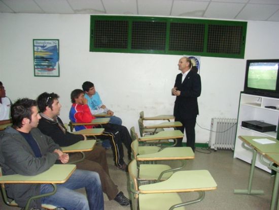 UN TOTAL DE 17 PERSONAS REALIZAN EL “CURSO DE ÁRBITROS DE FÚTBOL Y FÚTBOL 7” CLASURADO POR EL CONCEJAL DE DEPORTES Y REPRESENTANTES DE LA FEDERACIÓN DE ÁRBITROS MURCIANA Y EL COMITÉ TERRITORIAL DE ÁRBITROS (2007), Foto 7